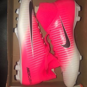 Soccer shoes